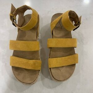 Yellow Sandals Universal Thread Size 8.5 worn condition